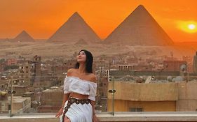 Celia Pyramids View Inn